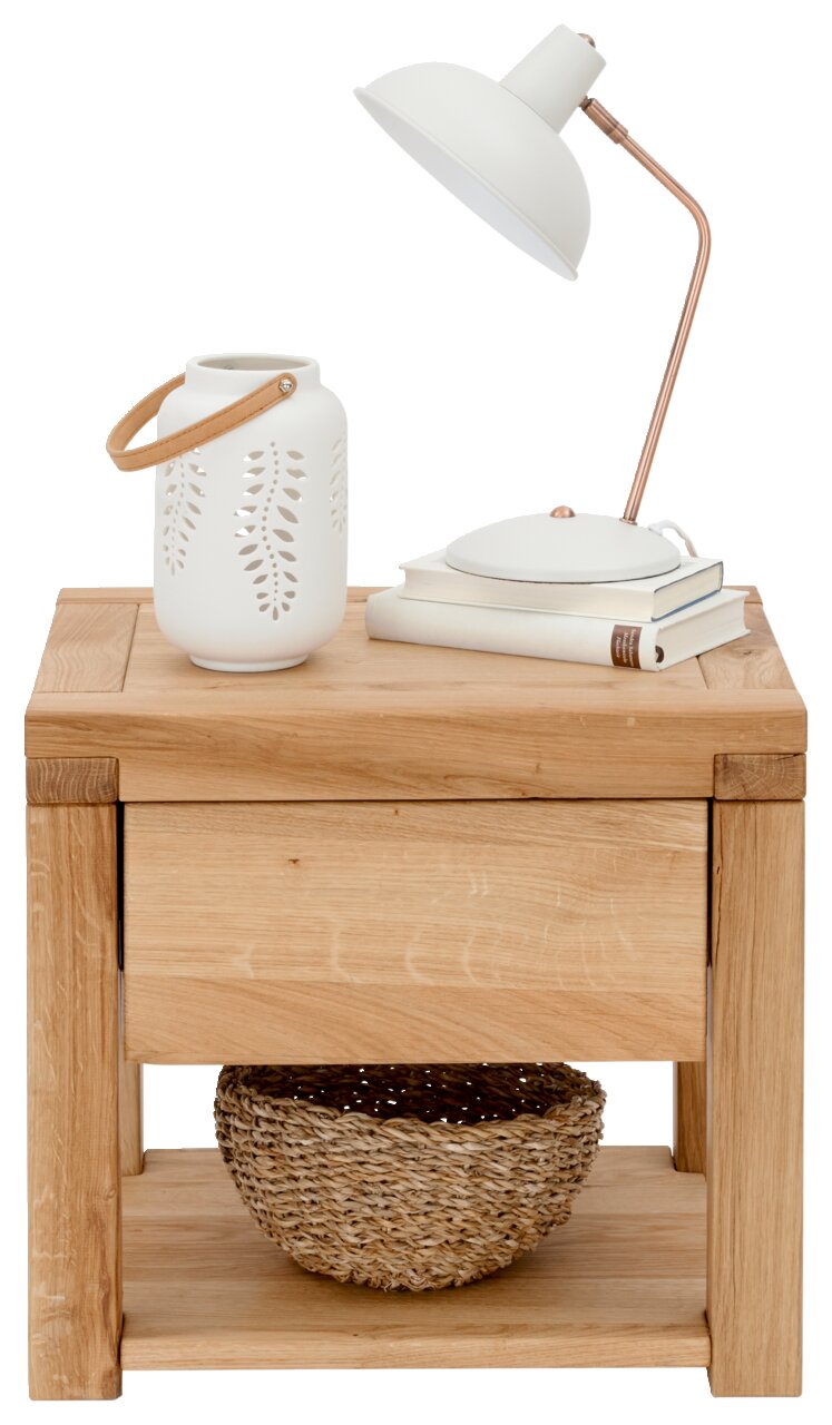 Houten nachtkastje met lade, versierd met een witte lamp, een stapel boeken en een vaas, gezien vanuit het vooraanzicht.