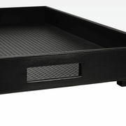 Schwarzes Tablett XL mit strukturiertem Boden und rechteckigem Griff, seitliche Perspektive