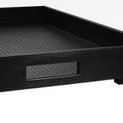 Schwarzes Tablett XL mit strukturiertem Boden und rechteckigem Griff, seitliche Perspektive
