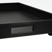 Schwarzes Tablett XL mit strukturiertem Boden und rechteckigem Griff, seitliche Perspektive
