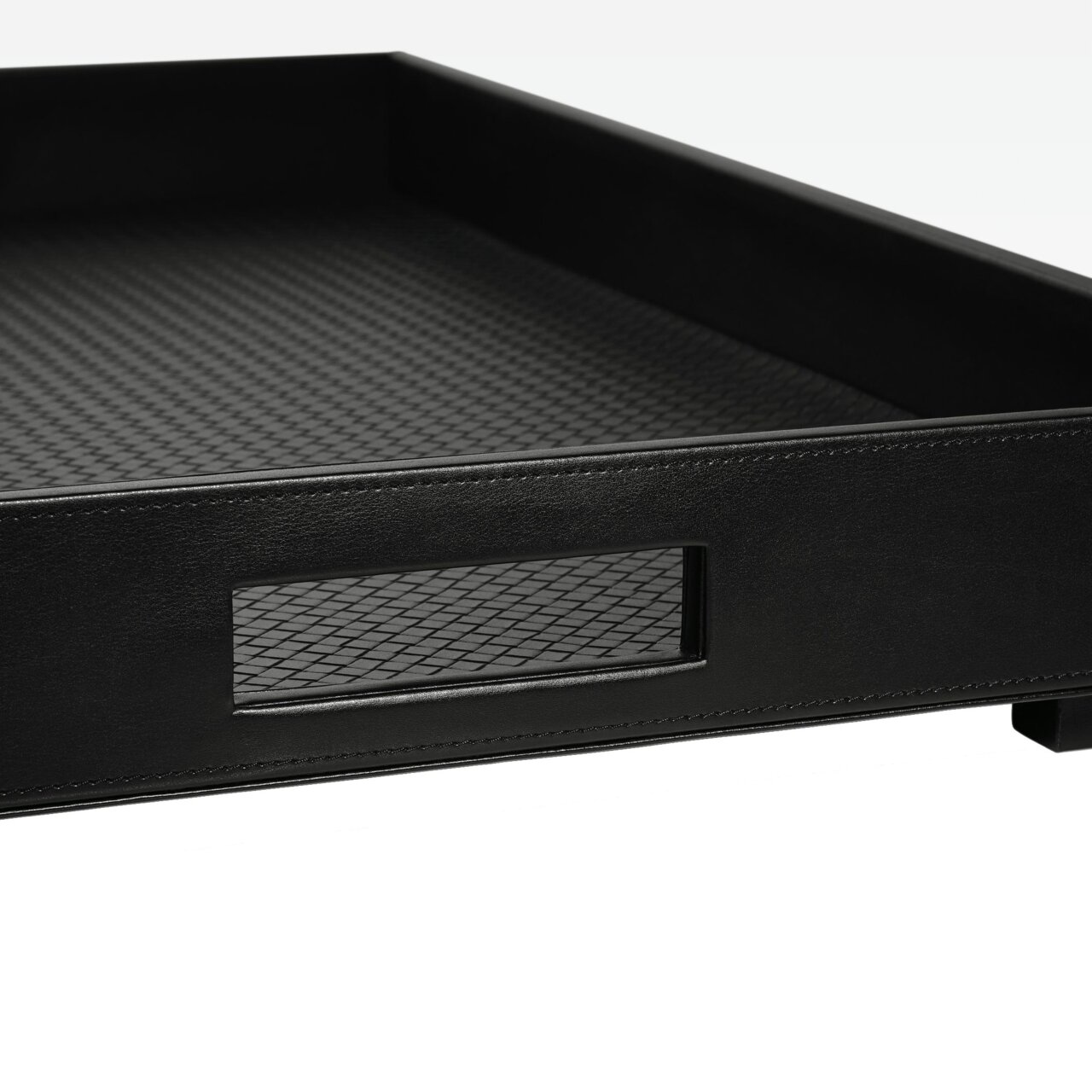 Schwarzes Tablett XL mit strukturiertem Boden und rechteckigem Griff, seitliche Perspektive