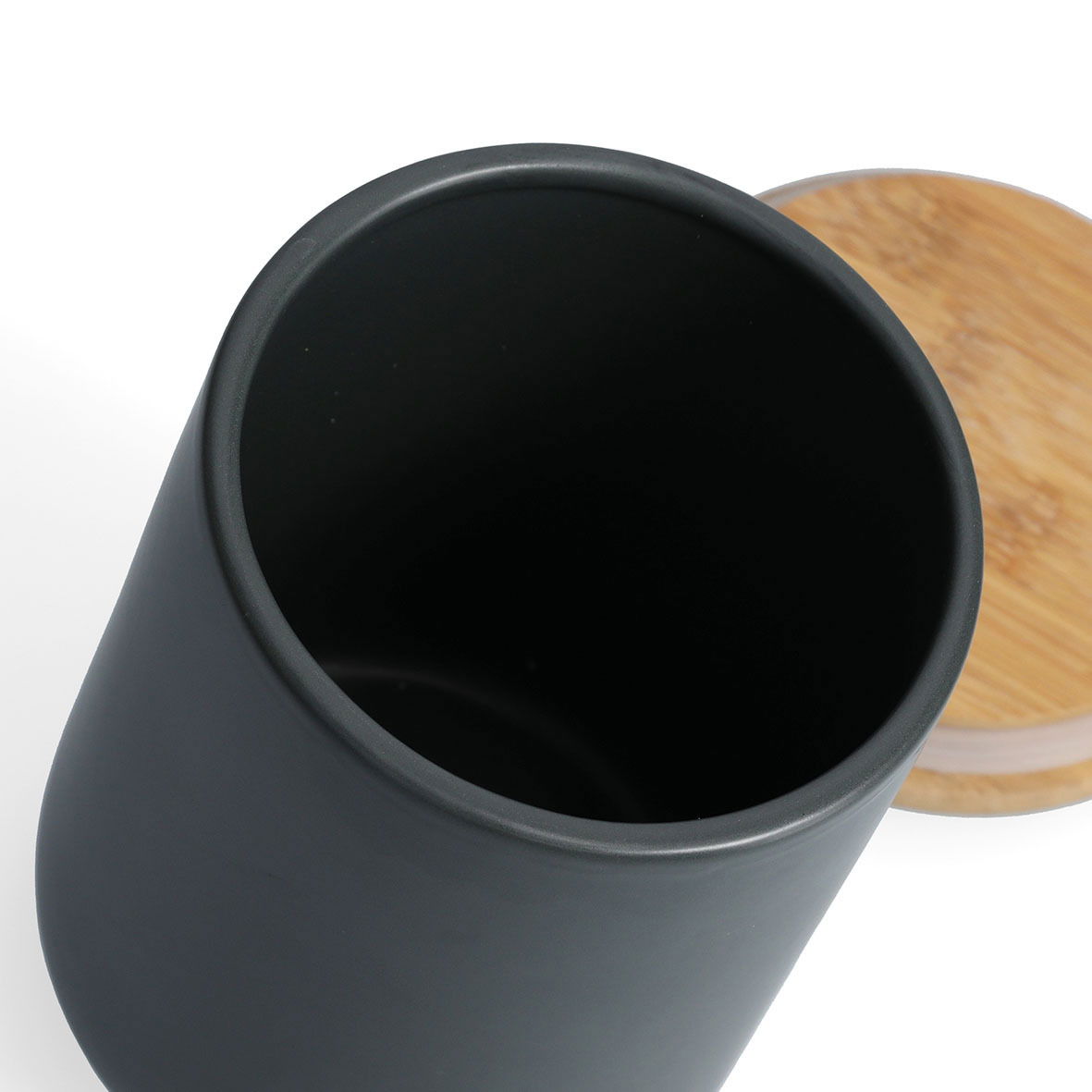 Schwarze Vorratsdose mit Bambusdeckel, von oben betrachtet