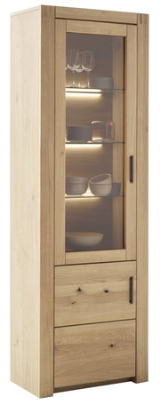 Vitrine aus hellem Holz mit Glastür, beleuchteten Regalen und Geschirr, seitliche Perspektive