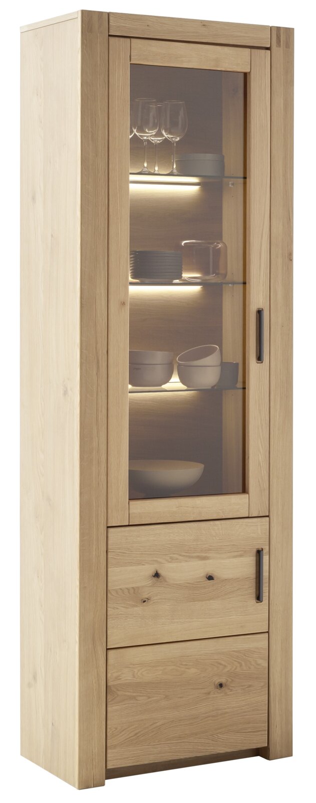 Vitrine van licht hout met glazen deur, verlichte planken en serviesgoed, zijaanzicht