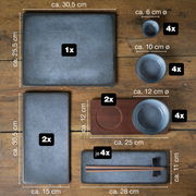 Vogelperspektive auf ein 29-teiliges Sushi-Set in Blau, bestehend aus verschiedenen rechteckigen und runden Tellern sowie Schalen und Essstäbchen auf einem Holztisch.