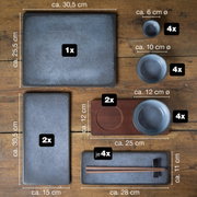 Vogelperspektive auf ein 29-teiliges Sushi-Set in Blau, bestehend aus verschiedenen rechteckigen und runden Tellern sowie Schalen und Essstäbchen auf einem Holztisch.