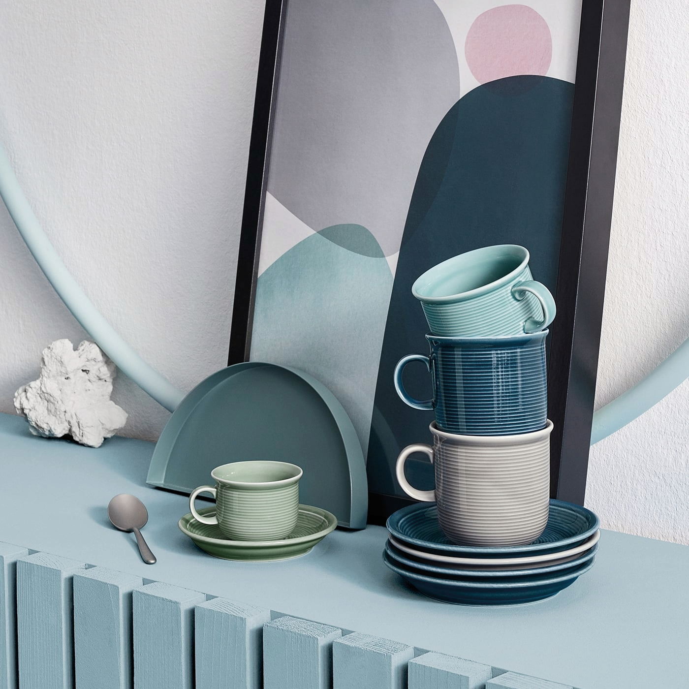 Thomas Kaffeebecher Trend Colour Stapel von Bechern in verschiedenen Blautönen, seitliche Perspektive