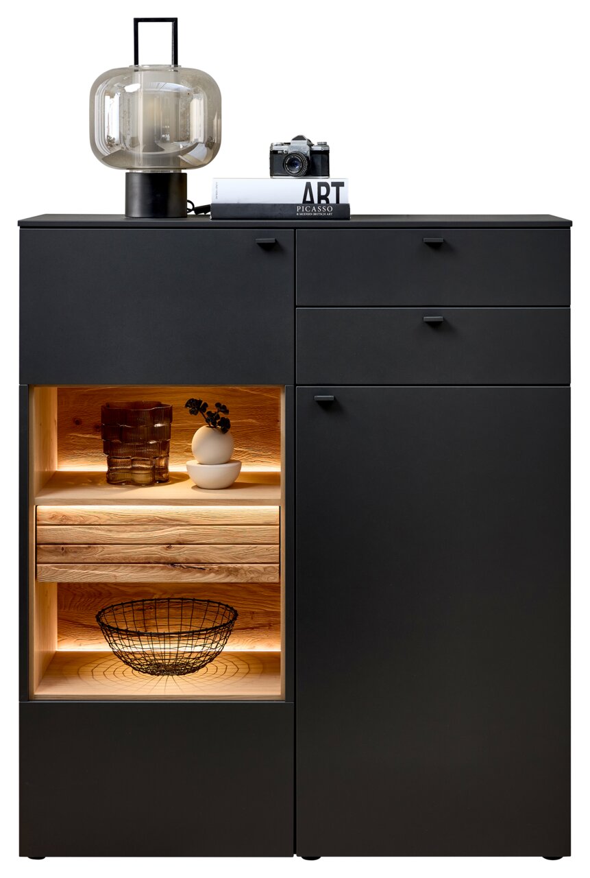 Modernes Highboard in schwarzem Design mit Holzdetails und integrierter Beleuchtung, frontal fotografiert. Dekoriert mit einer Lampe, Kamera und Büchern auf der Oberseite.