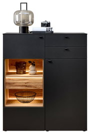Modernes Highboard in schwarzem Design mit Holzdetails und integrierter Beleuchtung, frontal fotografiert. Dekoriert mit einer Lampe, Kamera und Büchern auf der Oberseite.