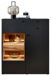 Modernes Highboard in schwarzem Design mit Holzdetails und integrierter Beleuchtung, frontal fotografiert. Dekoriert mit einer Lampe, Kamera und Büchern auf der Oberseite.