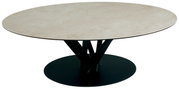 Ronde salontafel met lichtgekleurd tafelblad en een zwart, modern onderstel, gezien vanaf de zijkant