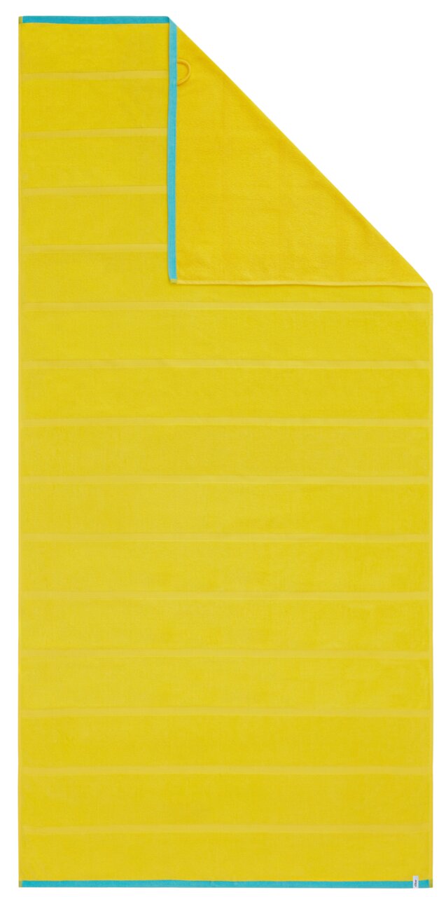 Gelbes Strandtuch mit blauer Umrandung, flach ausgebreitet.
