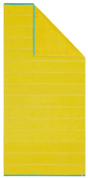 Gelbes Strandtuch mit blauer Umrandung, flach ausgebreitet.