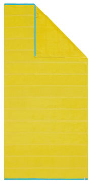 Gelbes Strandtuch mit blauer Umrandung, flach ausgebreitet.