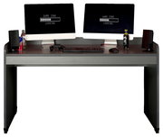 Moderner Schreibtisch mit zwei Monitoren, Tastatur und Maus, ideal für Gaming, aus frontaler Perspektive.