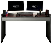 Moderner Schreibtisch mit zwei Monitoren, Tastatur und Maus, ideal für Gaming, aus frontaler Perspektive.