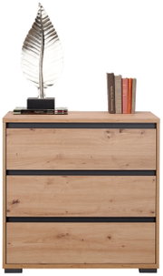 Kommode aus Holz mit drei Schubladen, dekoriert mit einer silbernen Blattskulptur und Büchern, frontal betrachtet.