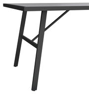 Nahaufnahme eines Tischbeins aus Metall mit modernem Design, seitliche Perspektive