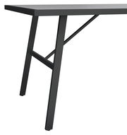 Nahaufnahme eines Tischbeins aus Metall mit modernem Design, seitliche Perspektive