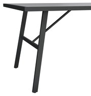 Nahaufnahme eines Tischbeins aus Metall mit modernem Design, seitliche Perspektive