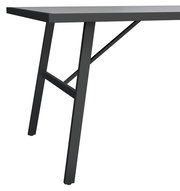 Nahaufnahme eines Tischbeins aus Metall mit modernem Design, seitliche Perspektive