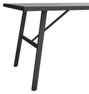 Nahaufnahme eines Tischbeins aus Metall mit modernem Design, seitliche Perspektive