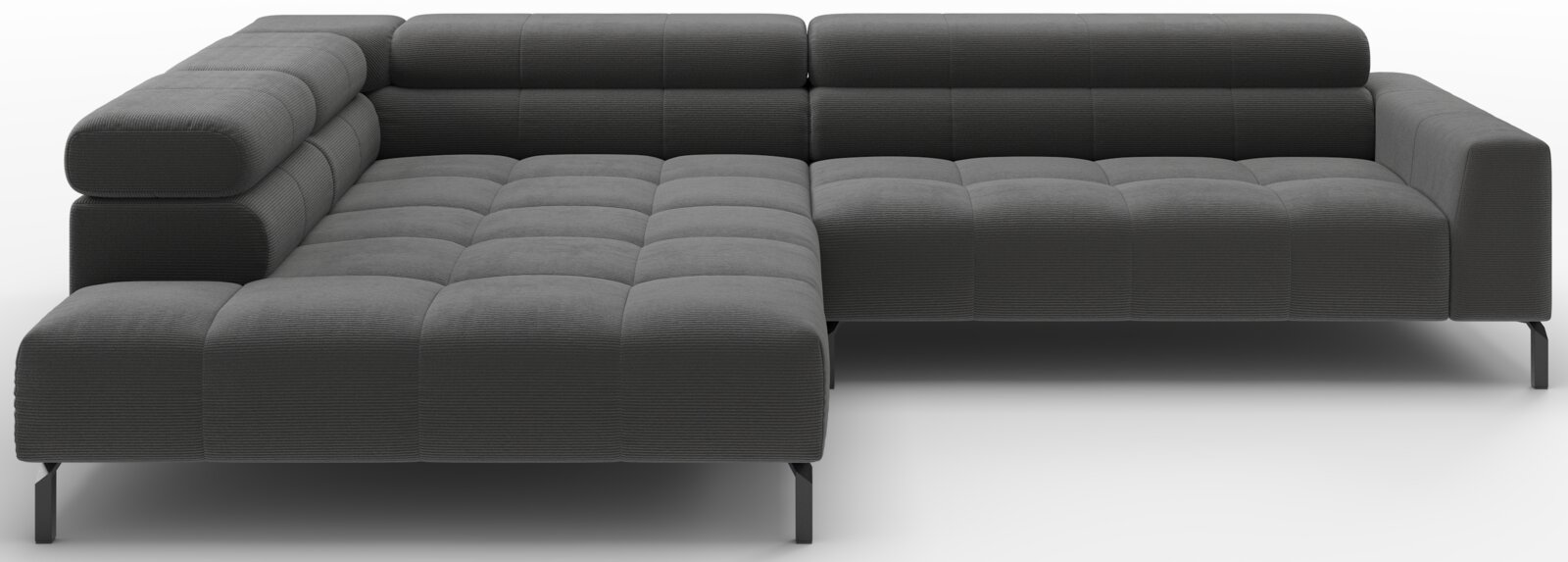 Donkergrijze modulaire hoekbank met chaise longue links, gecapitonneerde zitting en brede armleuningen op slanke zwarte poten, getoond in schuin vooraanzicht.