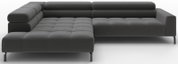 Donkergrijze modulaire hoekbank met chaise longue links, gecapitonneerde zitting en brede armleuningen op slanke zwarte poten, getoond in schuin vooraanzicht.