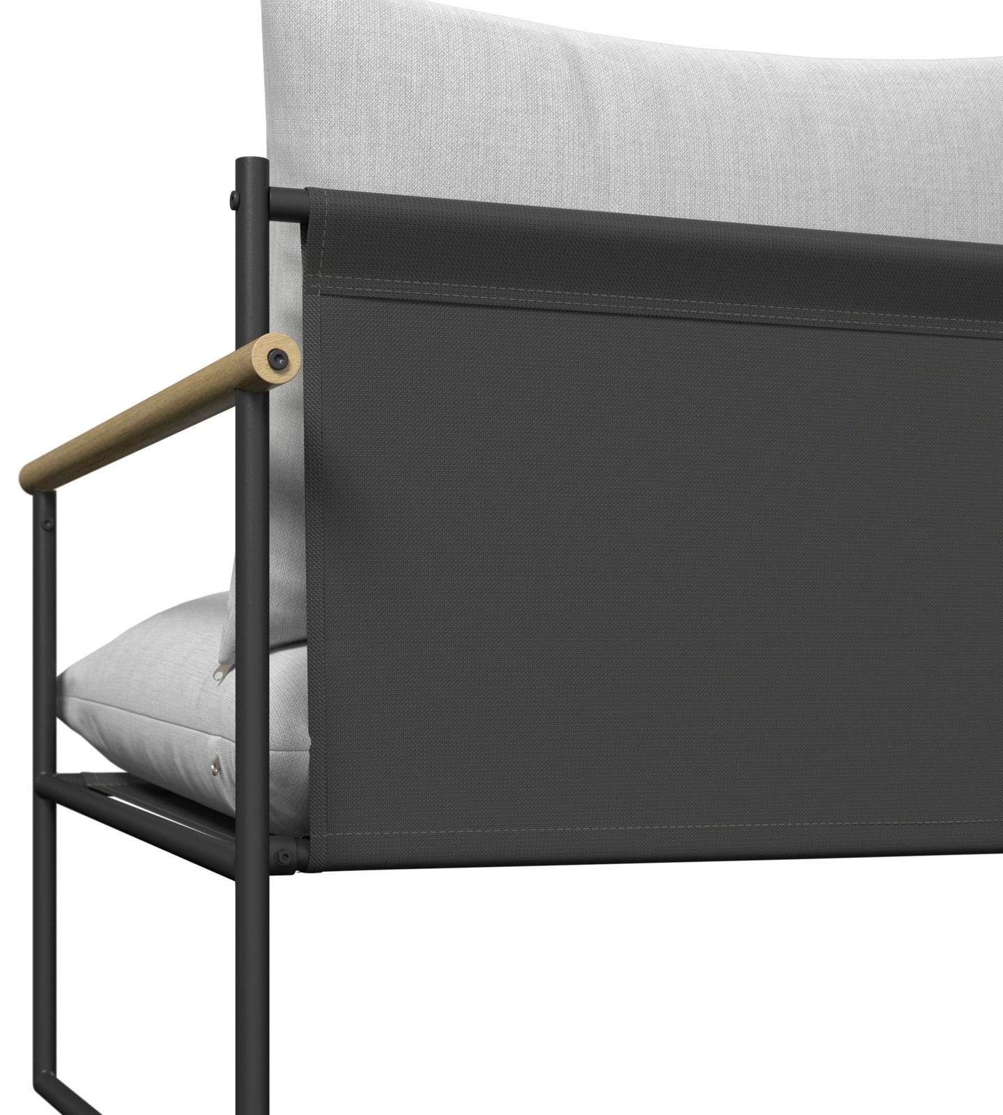 Detailansicht eines Gartenlounge-Sessels mit schwarzem Metallrahmen, hellgrauen Kissen und Holzarmlehne von der Seite.