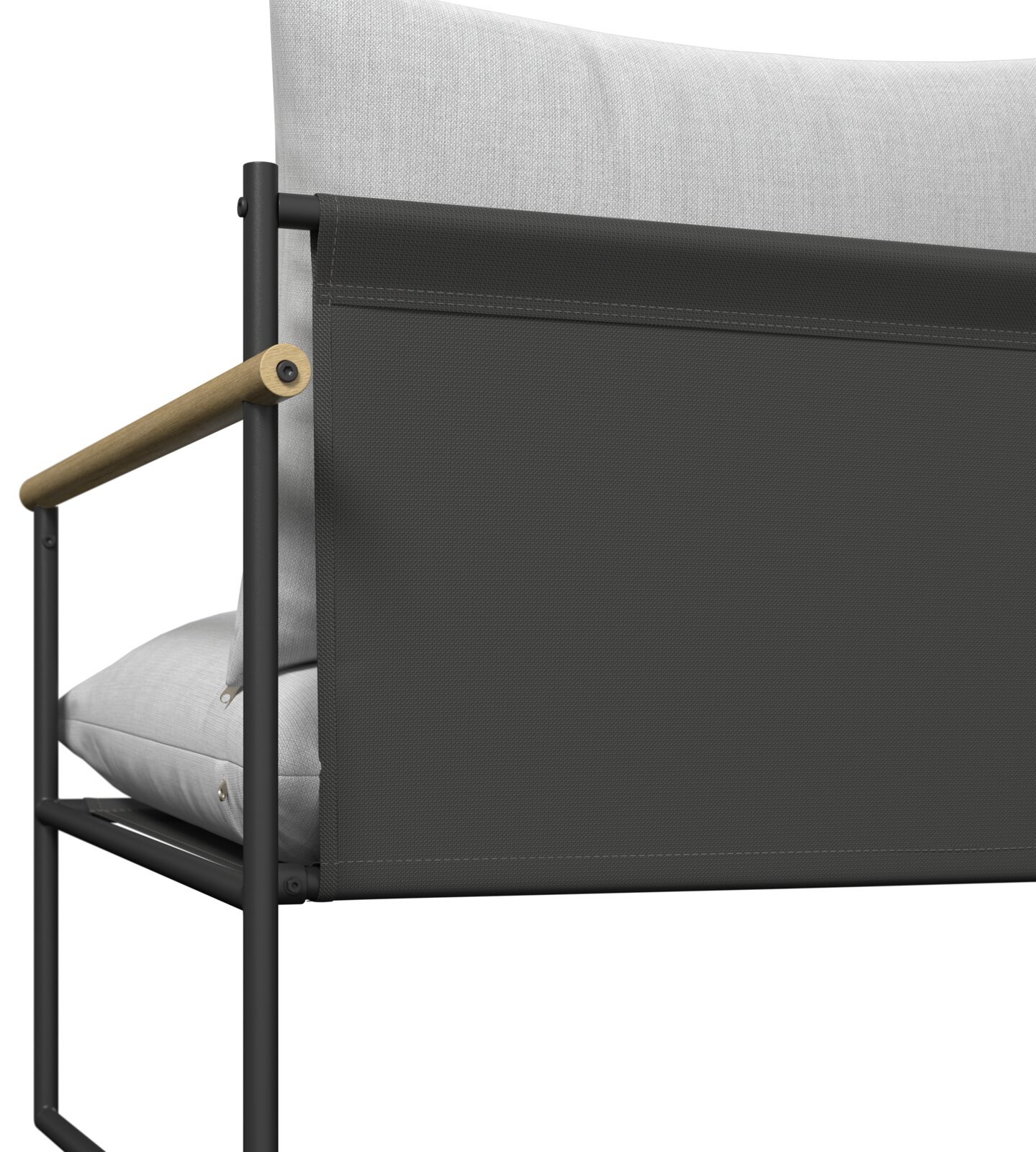 Detailansicht eines Gartenlounge-Sessels mit schwarzem Metallrahmen, hellgrauen Kissen und Holzarmlehne von der Seite.
