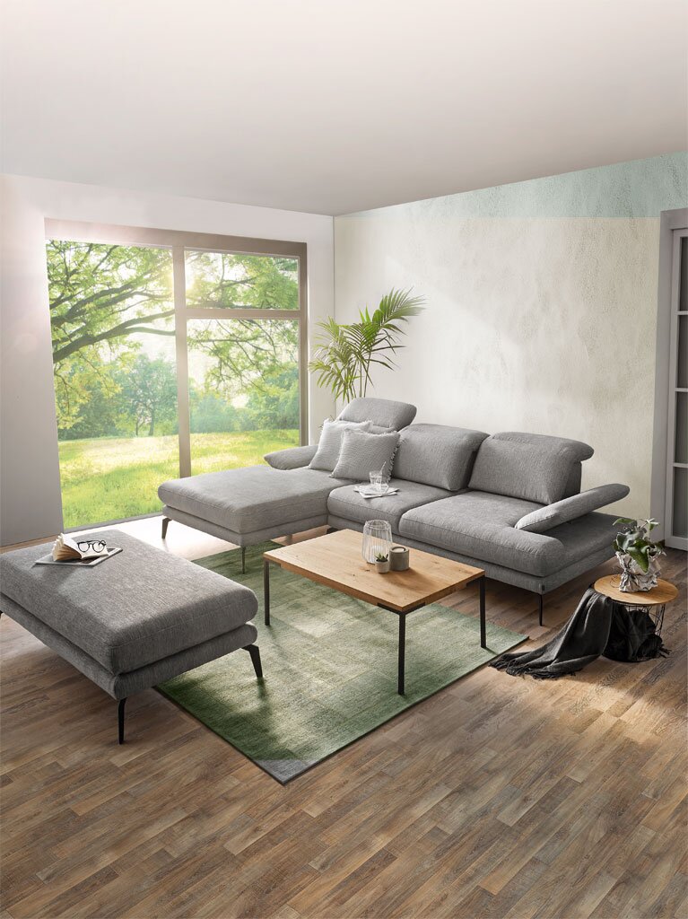 Moderner Couchtisch aus Holz mit Metallbeinen in einem stilvollen Wohnzimmer, seitliche Perspektive.