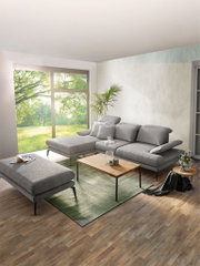 Moderner Couchtisch aus Holz mit Metallbeinen in einem stilvollen Wohnzimmer, seitliche Perspektive.