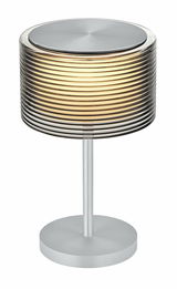 Moderne Akku-Tischleuchte GRAND GROVE mit geriffeltem Lampenschirm und silbernem Standfuß, seitliche Perspektive.