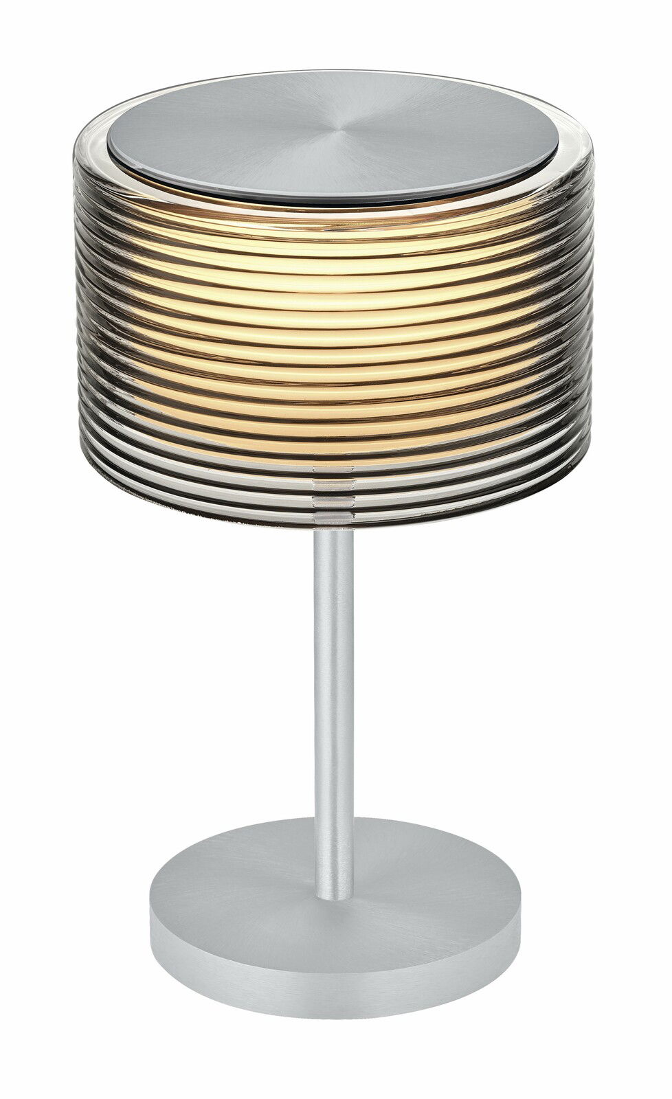 Moderne Akku-Tischleuchte GRAND GROVE mit geriffeltem Lampenschirm und silbernem Standfuß, seitliche Perspektive.