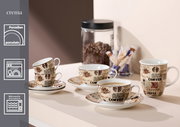 Vier Cappuccino-Tassen aus Porzellan mit Untertassen, dekoriert mit Kaffeebohnen- und Zeitungsausschnitt-Motiven, auf einem Tisch arrangiert. Perspektive von schräg oben.