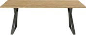 Moderne eettafel met houten blad en zwarte metalen poten, zijaanzicht.