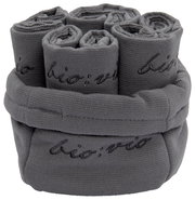 Ein Set aus grauen Gästetüchern, ordentlich aufgerollt und in einem passenden Stoffkorb arrangiert. Die Tücher sind mit dem Schriftzug 'bio:vio' bestickt. Perspektive von vorne.