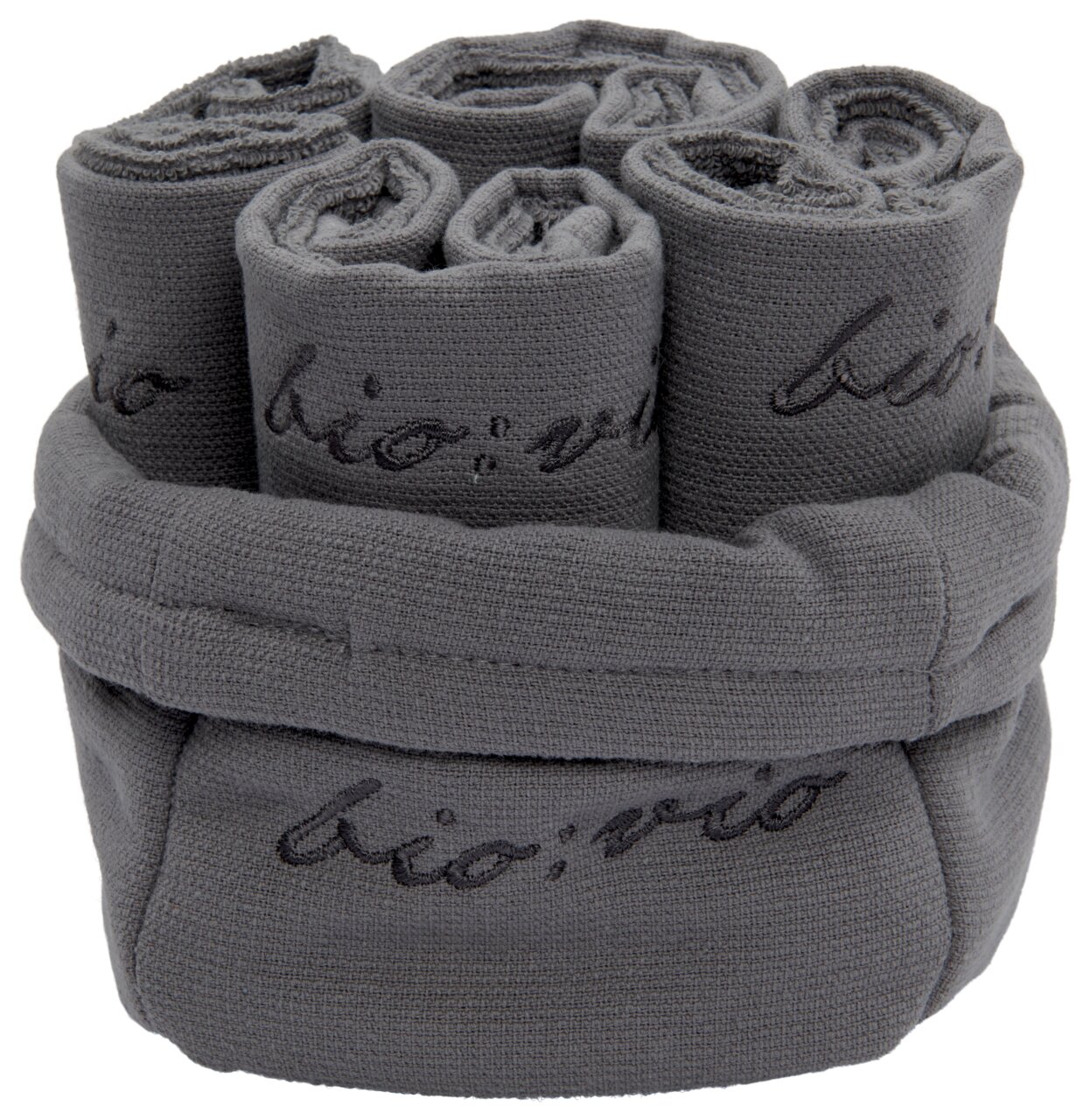 Ein Set aus grauen Gästetüchern, ordentlich aufgerollt und in einem passenden Stoffkorb arrangiert. Die Tücher sind mit dem Schriftzug 'bio:vio' bestickt. Perspektive von vorne.