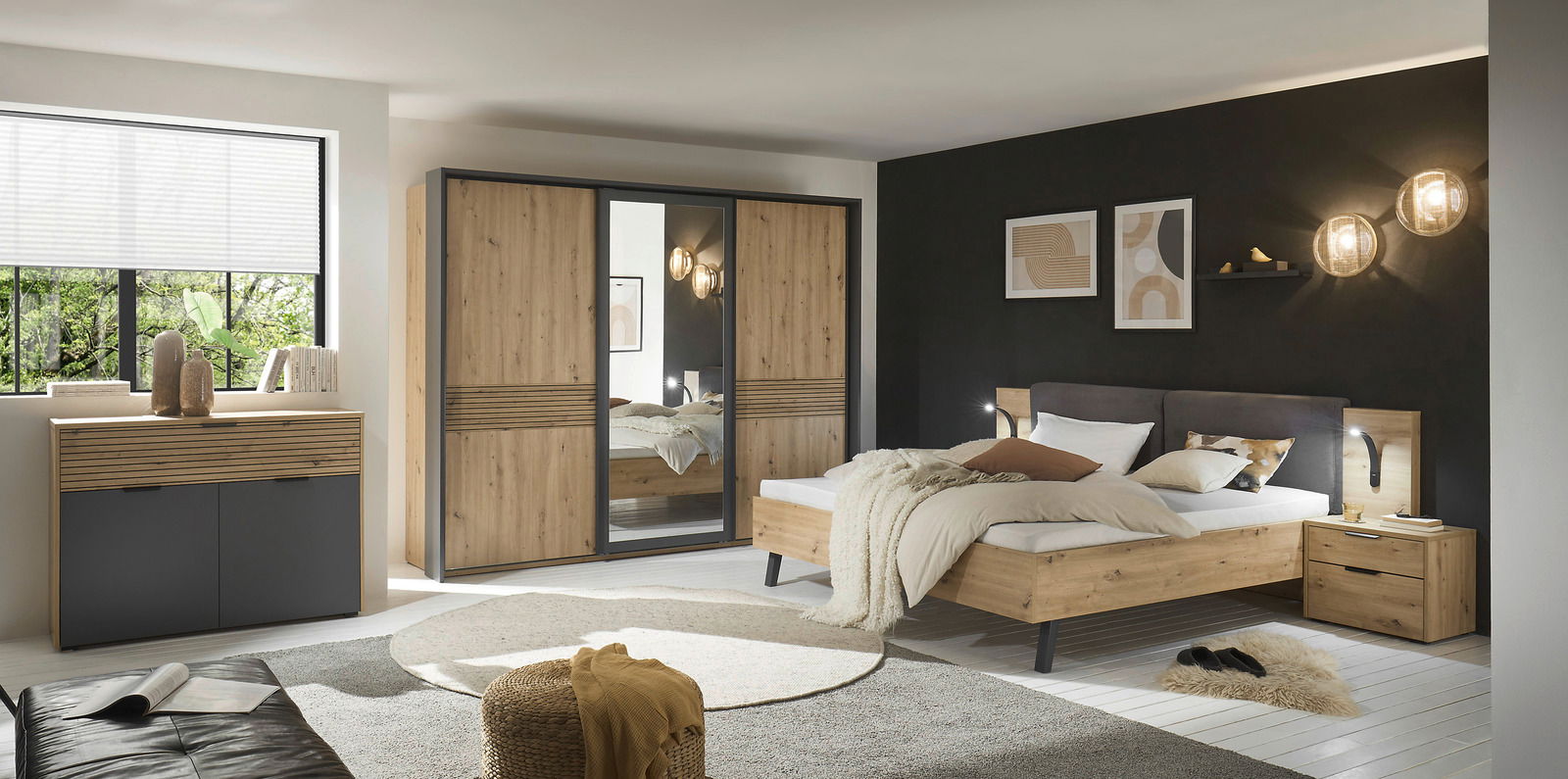 Modernes Schlafzimmer mit einem dreitürigen Schwebetürenschrank, einem Bett und einem Nachttisch aus Holz in einer stilvollen, gemütlichen Einrichtung. Perspektive: Frontalansicht.