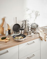 Topfset Elegance 10-tlg. aus Edelstahl, bestehend aus mehreren Töpfen und Pfannen mit Deckeln, auf einer Küchenarbeitsplatte von schräg oben fotografiert.