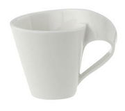Weiße Espressotasse aus der NewWave Kollektion, seitliche Perspektive mit geschwungenem Henkel.