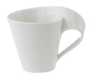 Weiße Espressotasse aus der NewWave Kollektion, seitliche Perspektive mit geschwungenem Henkel.