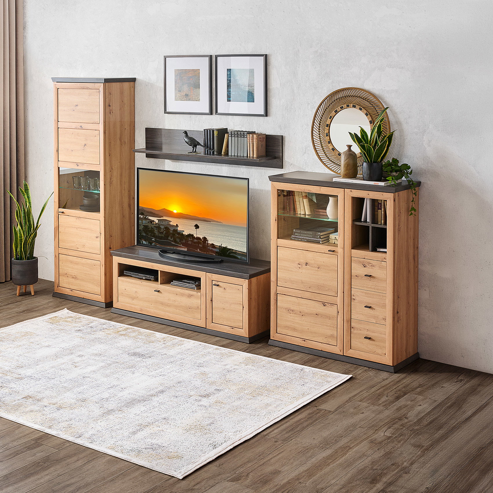 Wohnkombination BENTON/CAMRON in Holzoptik mit Vitrinen, TV-Lowboard und Wandboard – HOM’IN, bis zu 66 % Rabatt.