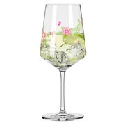 Wijnglas met bloemmotief, gevuld met ijsblokjes en een drankje, zijaanzicht