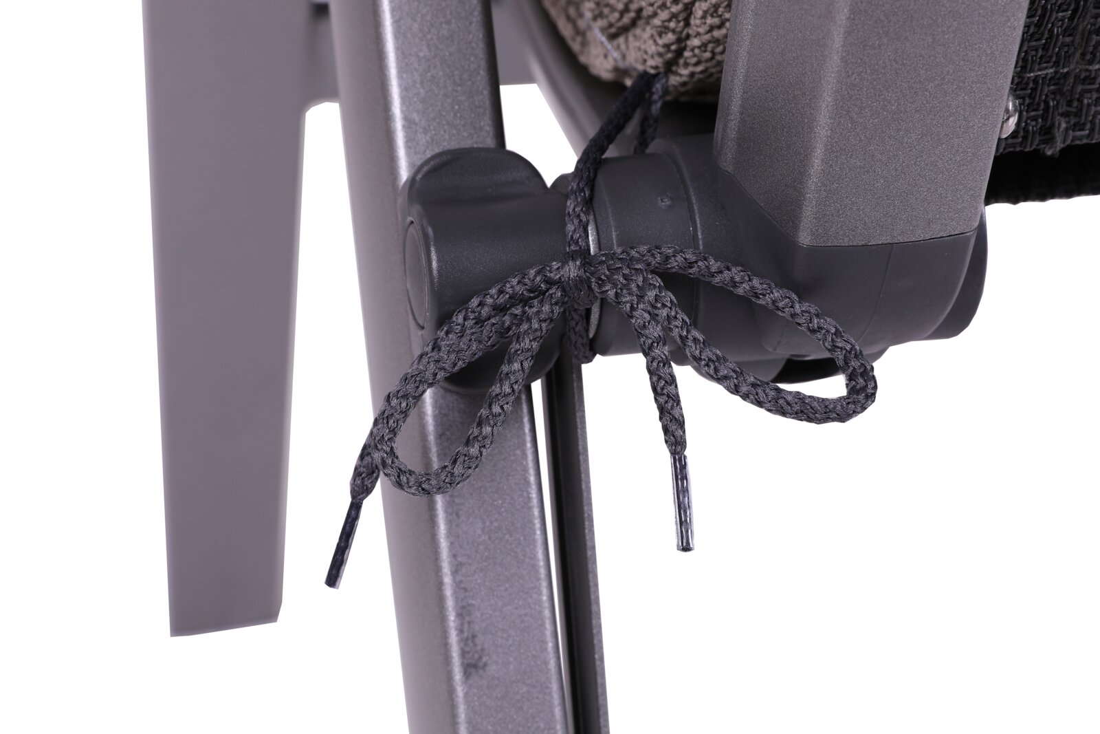 Nahaufnahme einer grauen Metallrahmen-Verbindung mit schwarzer Kunststoffkappe und gebundener schwarzer Kordel, Seitenansicht