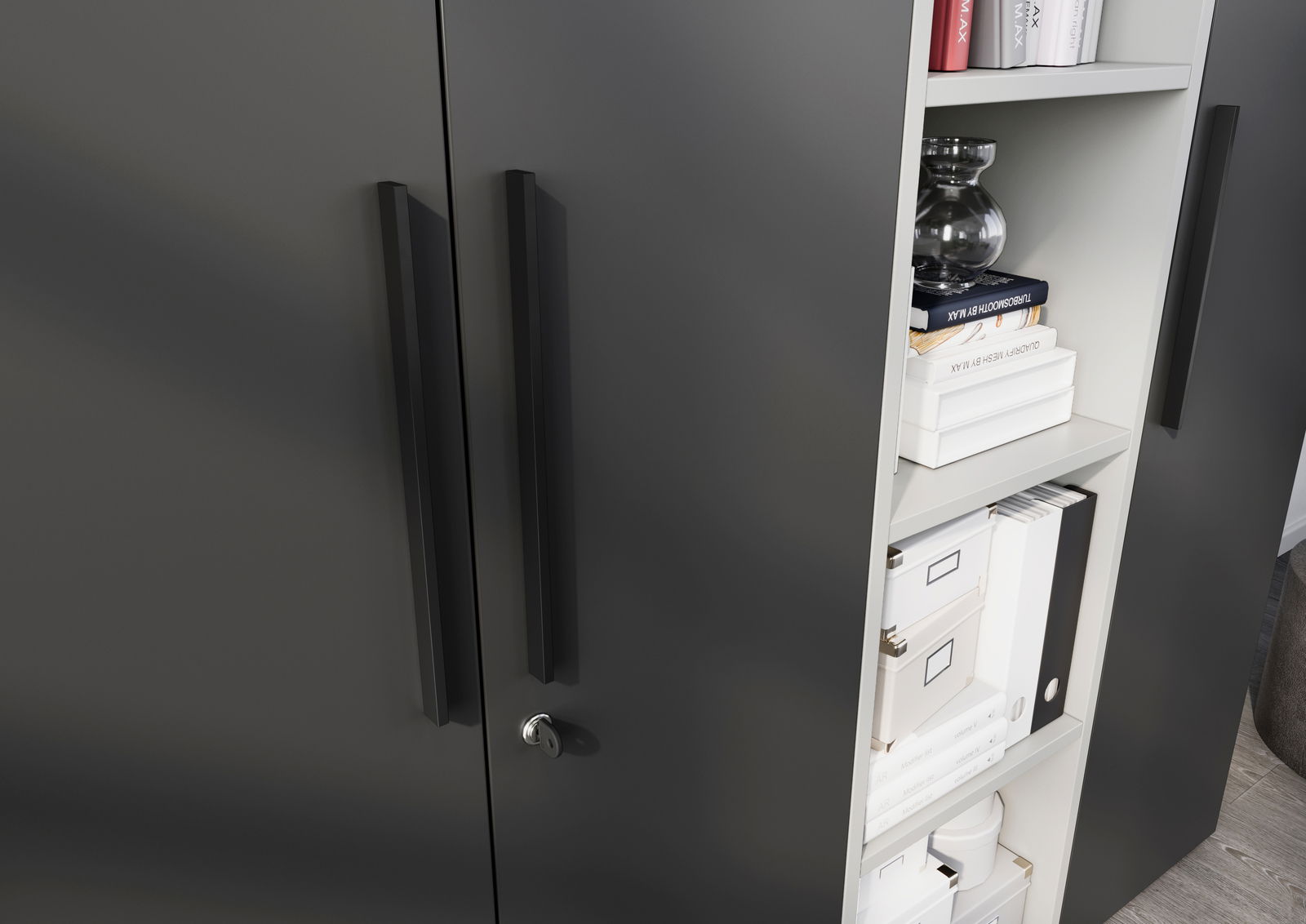 Nahaufnahme eines schmalen Aktenregals mit schwarzen Türen und sichtbaren Regalböden, gefüllt mit Ordnern und Dekorationsgegenständen.