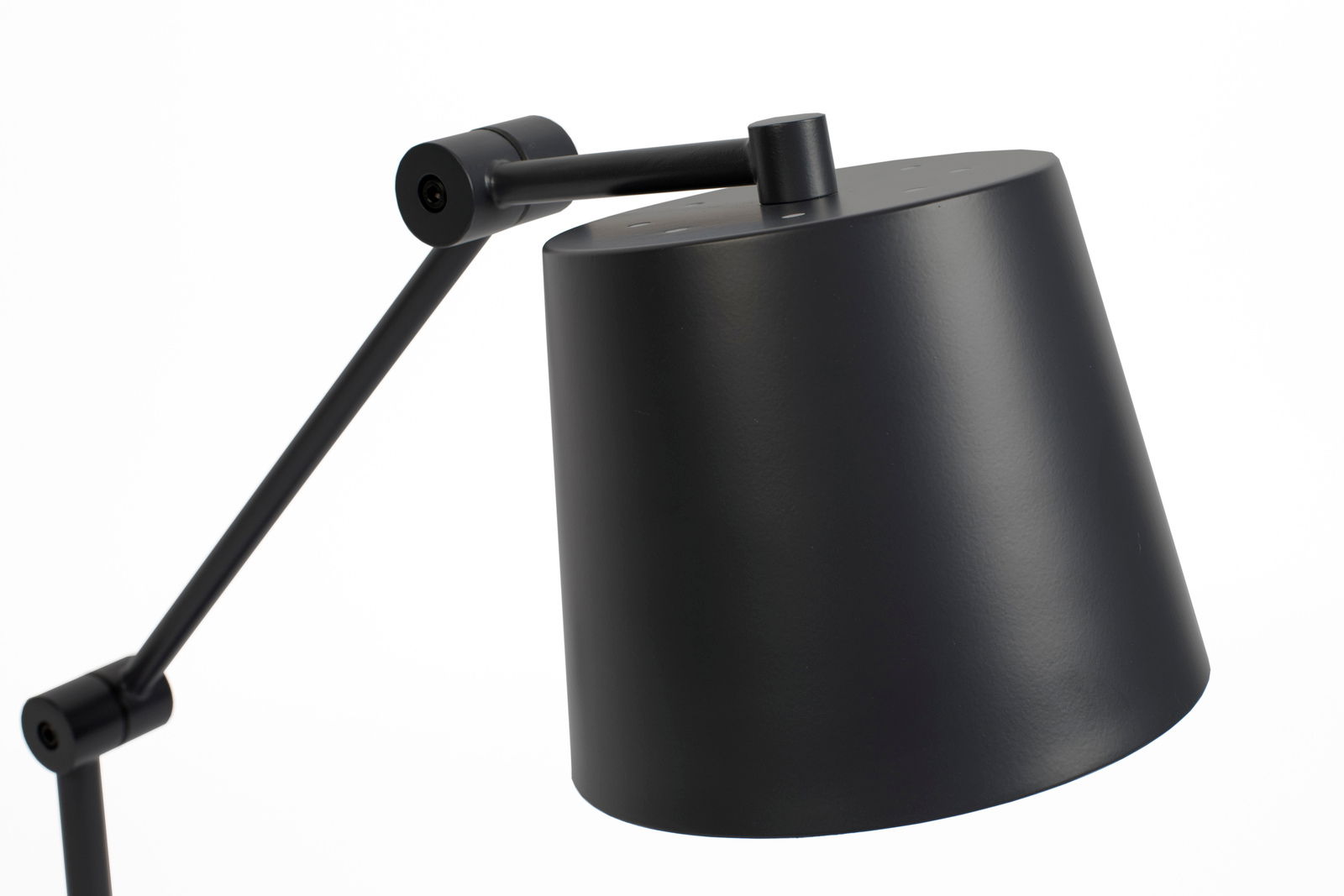 Moderne schwarze Schreibtischleuchte aus seitlicher Perspektive