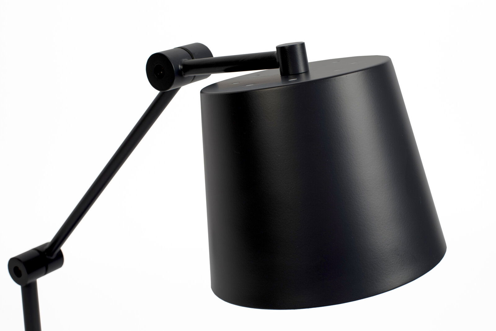 Moderne schwarze Schreibtischleuchte aus seitlicher Perspektive