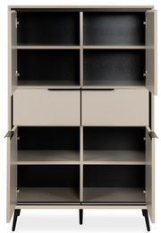 Modernes Highboard mit offenen Türen, zeigt mehrere Fächer in einer frontalen Ansicht.