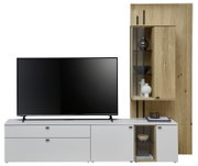 Moderne Wandkombination Venjakob VANYA in hellem Holz und Weiß, bestehend aus einem TV-Board mit Schubladen und einem hohen Schrank mit Glastüren, frontal abgebildet.